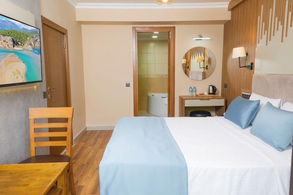 جناح بسرير مزدوج وسريرين منفصلين بإطلالة على البحيرة، Dalyan Tezcan Hotel 5/10