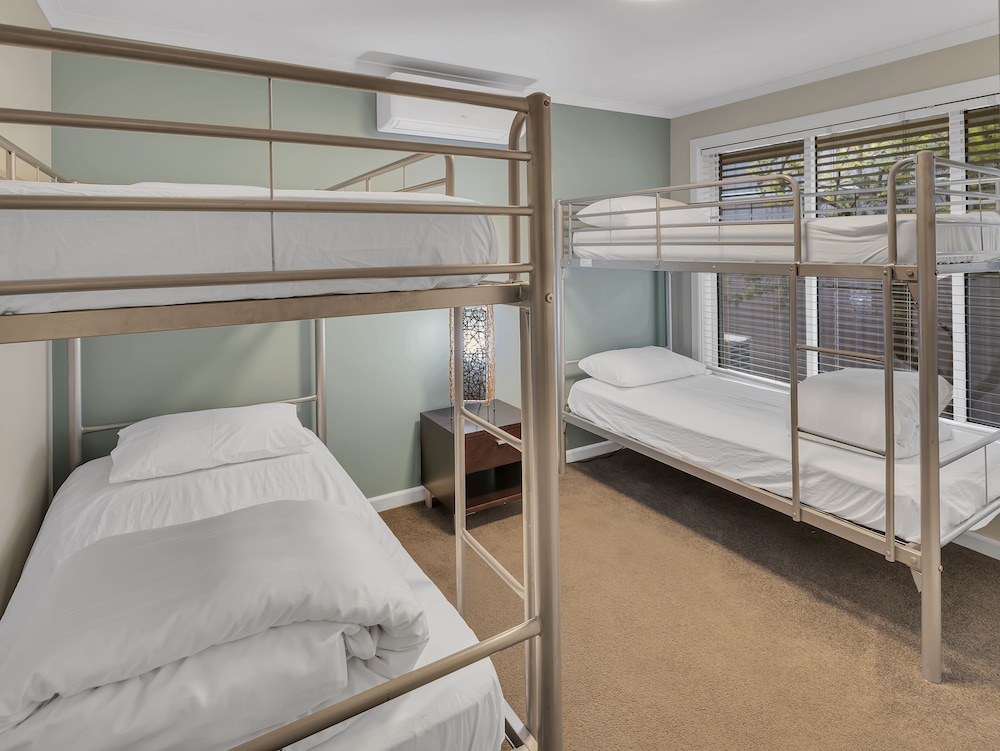 3 Bedrooms, House, King Bed, 4 Bunk Beds