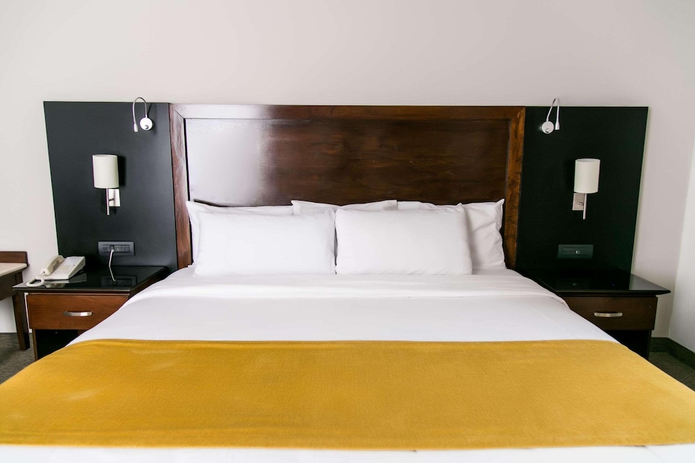 ROOM, KING BED
