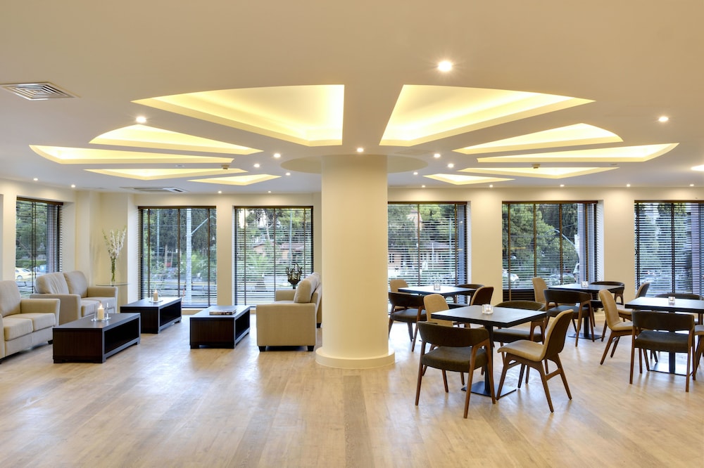 Athens Avenue Hotel 38/41