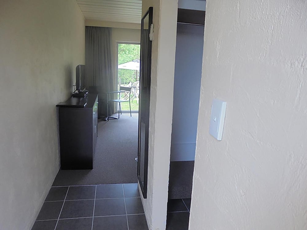 RIVERBANK PARK MOTEL 28/63