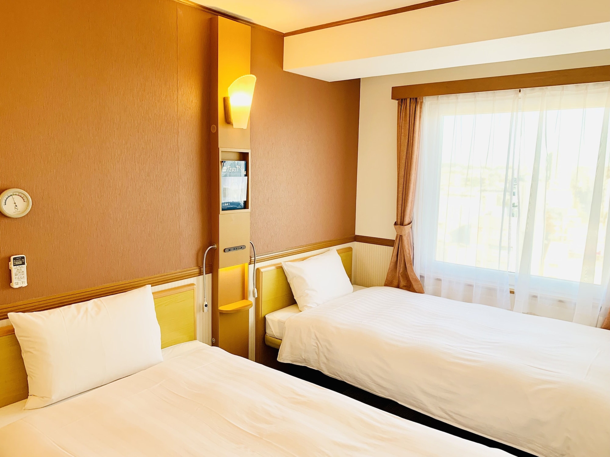 ROOM, TWIN BEDS