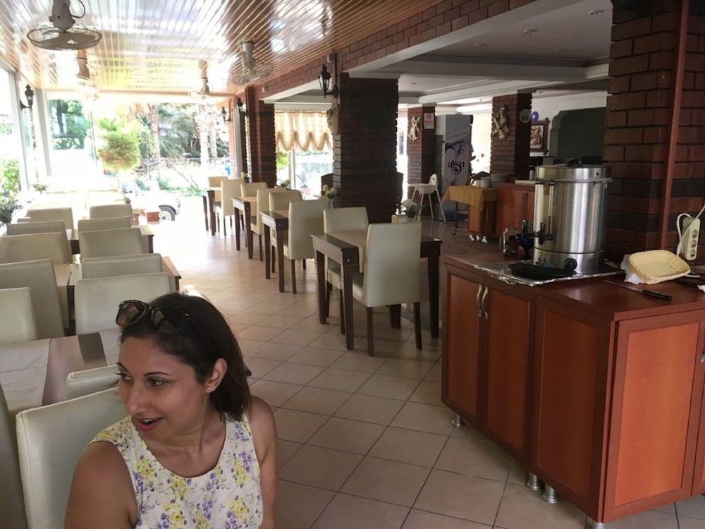 Miss Cleopatra Hotel 7/50