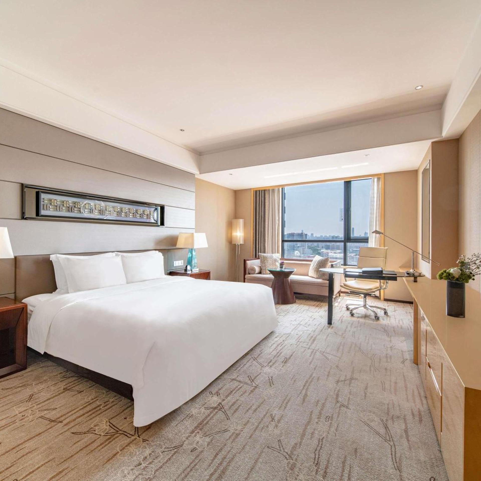 Theme, Signature, Swiss, King Bed