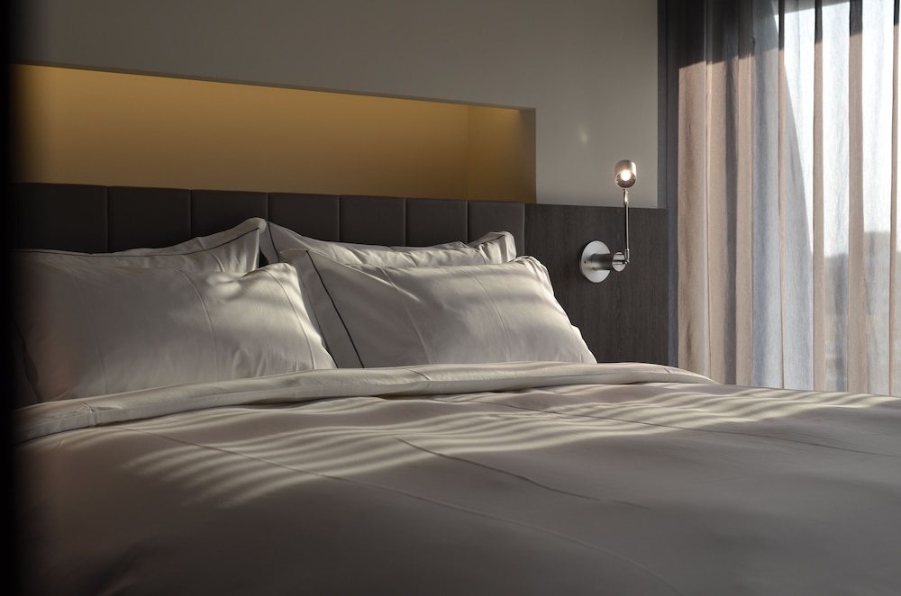 Grand, King Bed