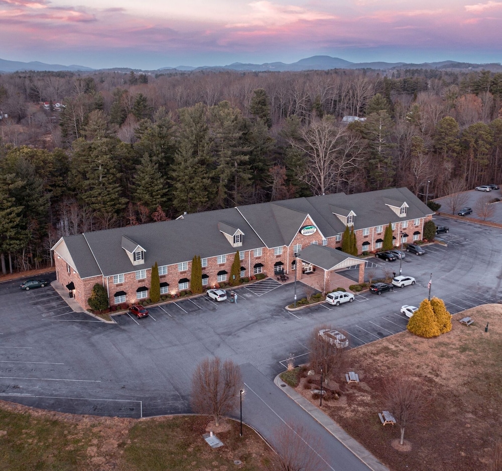 Mountain Inn & Suites Flat Rock 33/53