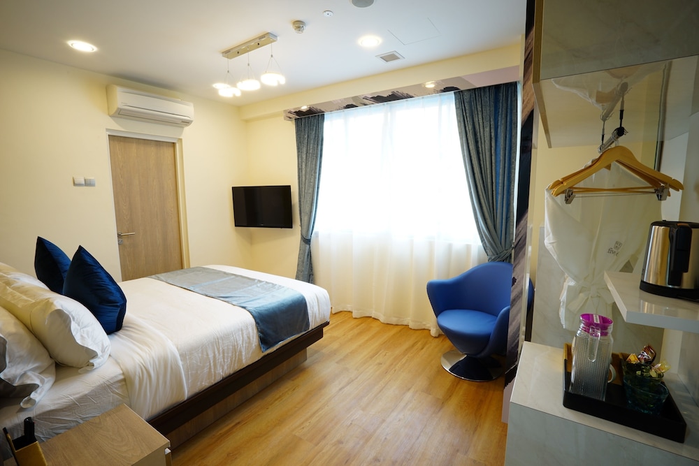 SUPERIOR, QUEEN BED