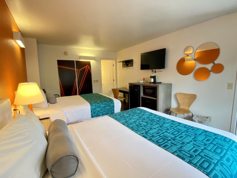 Howard Johnson By Wyndham Lake George 8/13