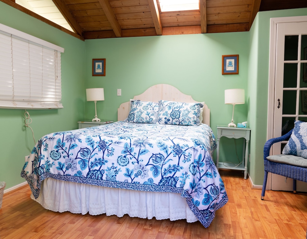 Garden, Queen Bed, Private Bathroom