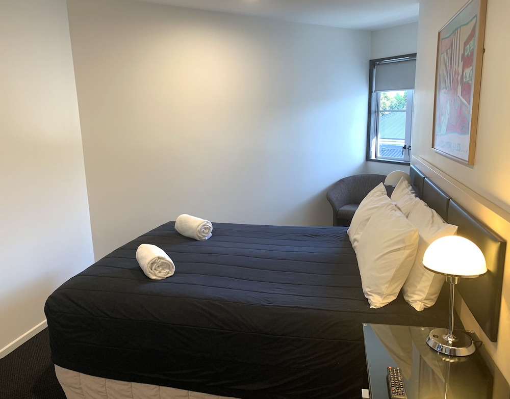 Pavilions Hotel 36/69