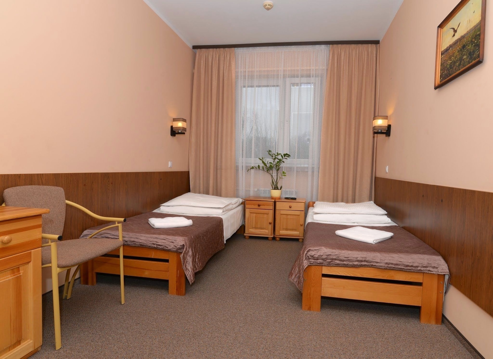 ROOM, DOUBLE OR TWIN BED