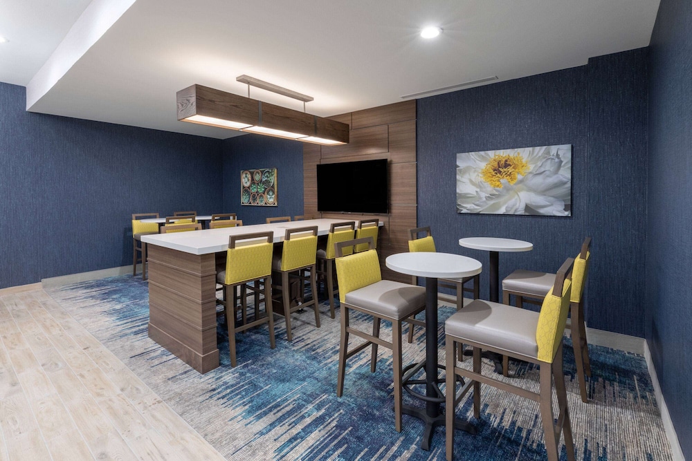 La Quinta Inn and Suites by Wyndham Round Rock East 39/43