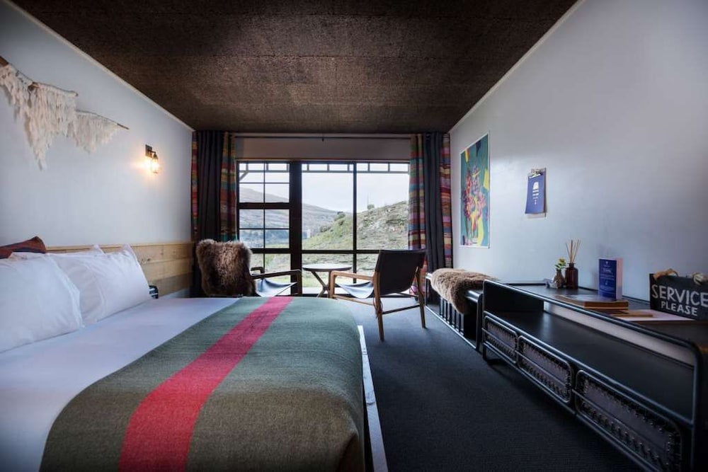LODGE, QUEEN BED