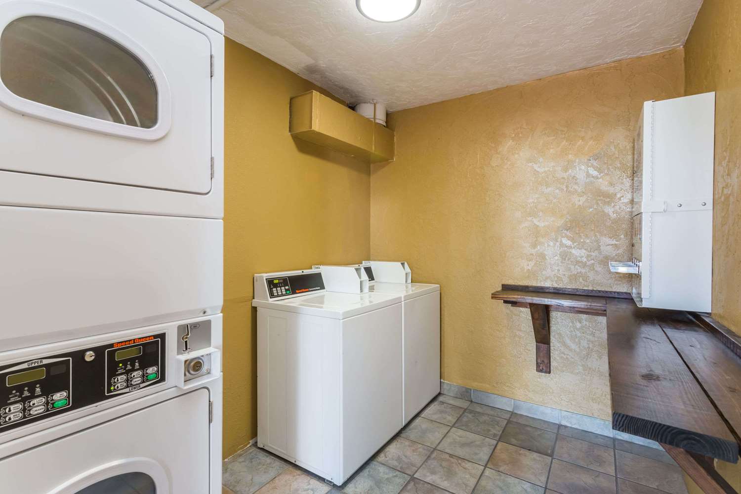 Baymont By Wyndham Sarasota 40/40