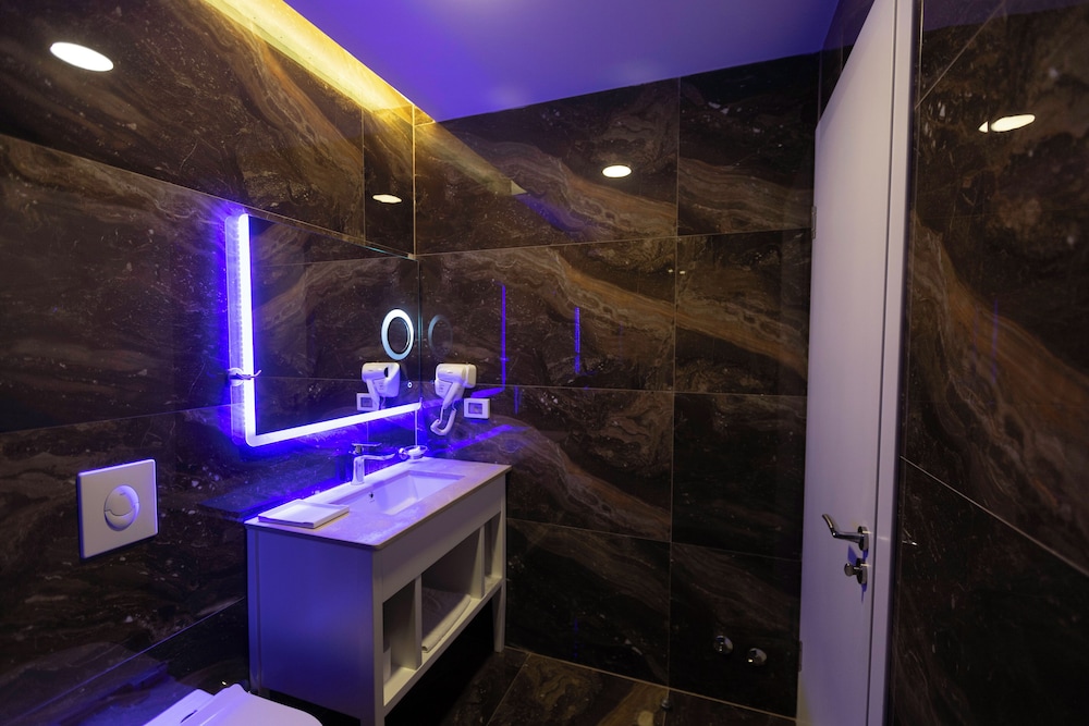 Fafa Premium Hotel 69/70