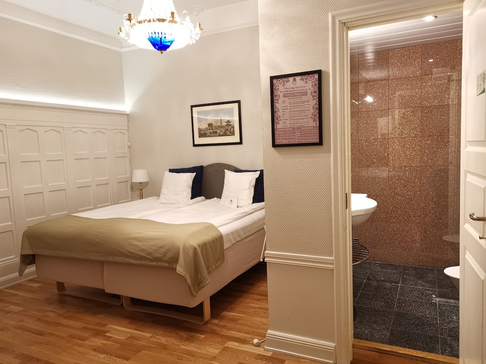 ROOM, DOUBLE BED, NO WINDOW