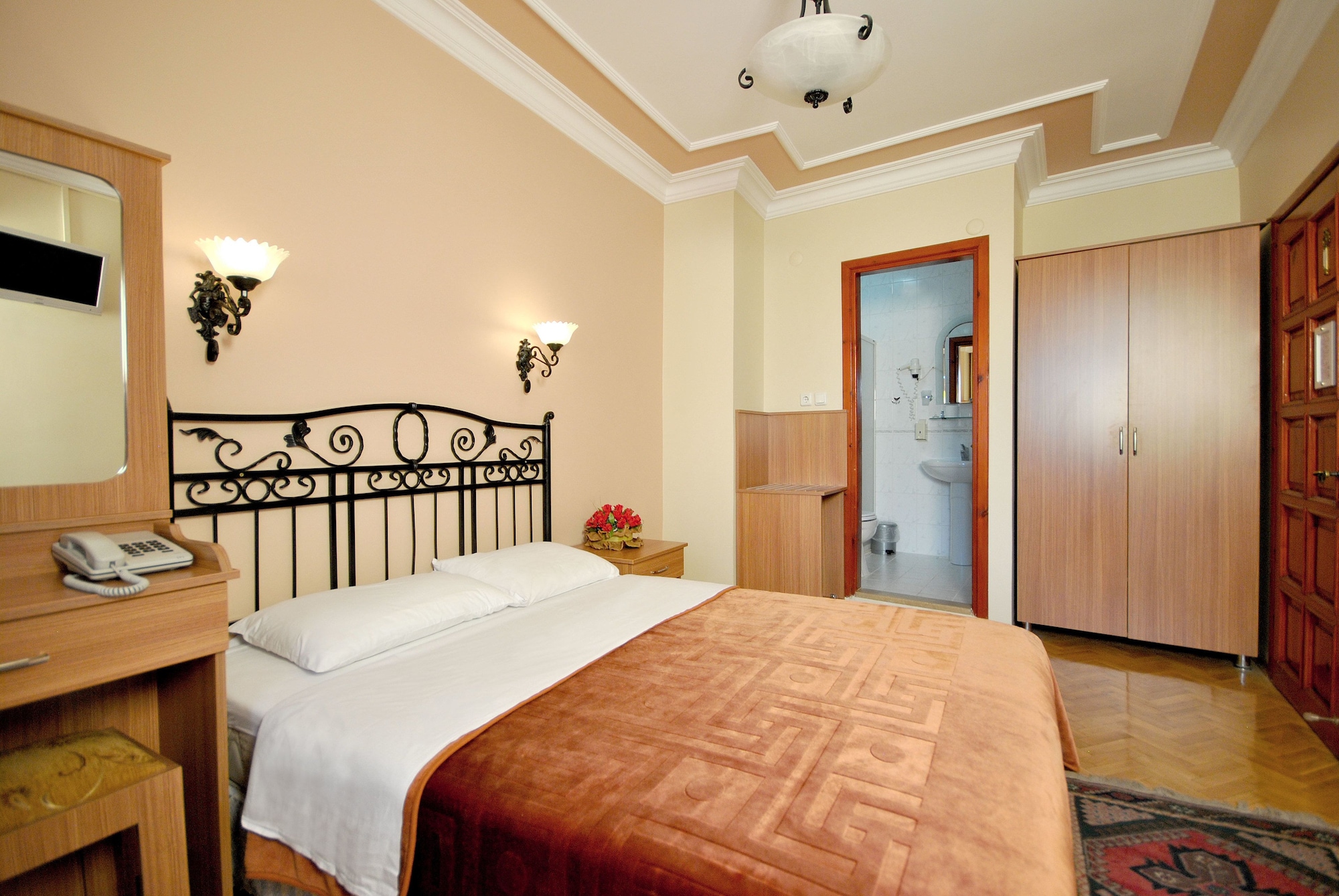ROOM, DOUBLE BED