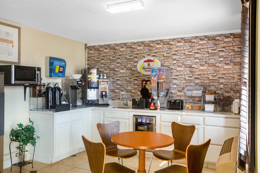 Super 8 By Wyndham El Dorado 24/32