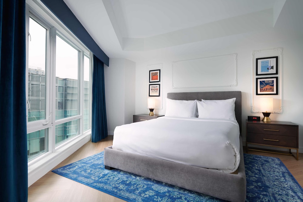 DELUXE, SUITE, QUEEN BED, SOFA
