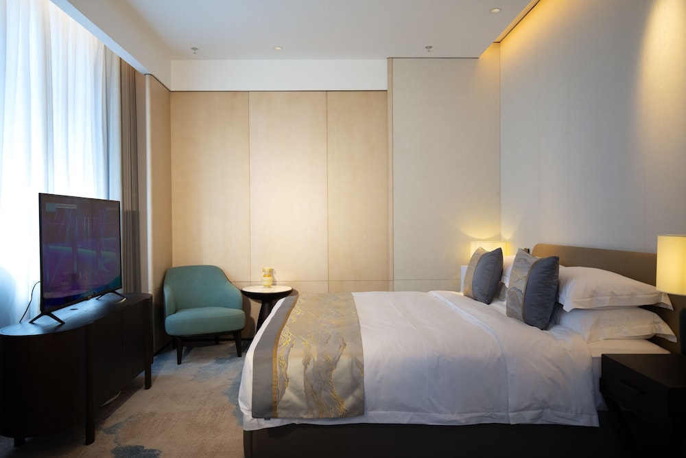 DELUXE, SUITE, KING BED