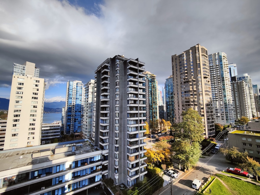 Divya Sutra Suites on Robson Downtown Vancouver 4/42