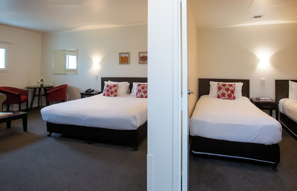 2 BEDROOMS, STUDIO