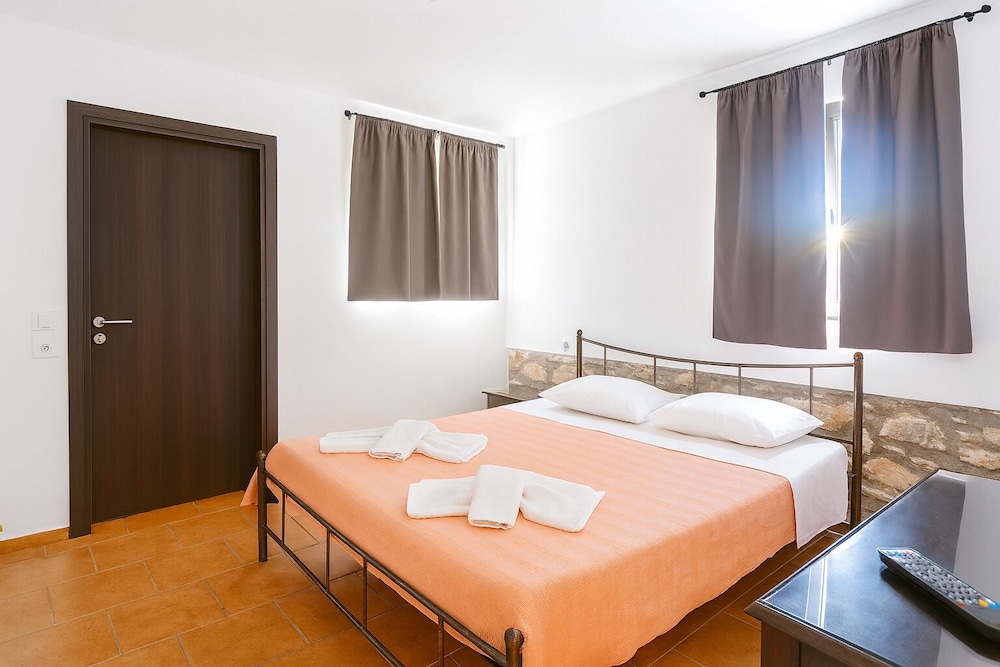 Lalloudes Seaside Accommodation 13/50