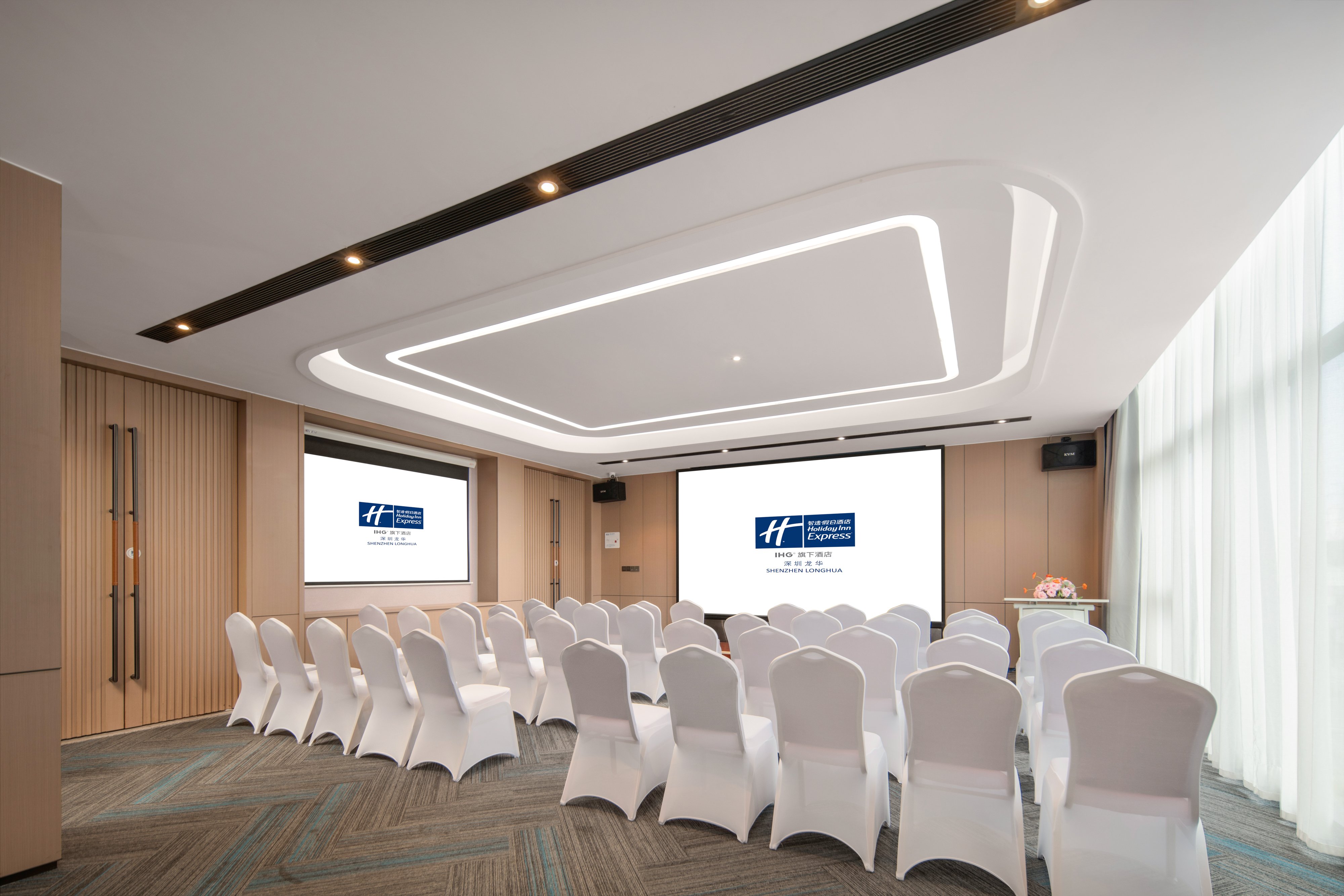 Holiday Inn Express Shenzhen Longhua 69/77