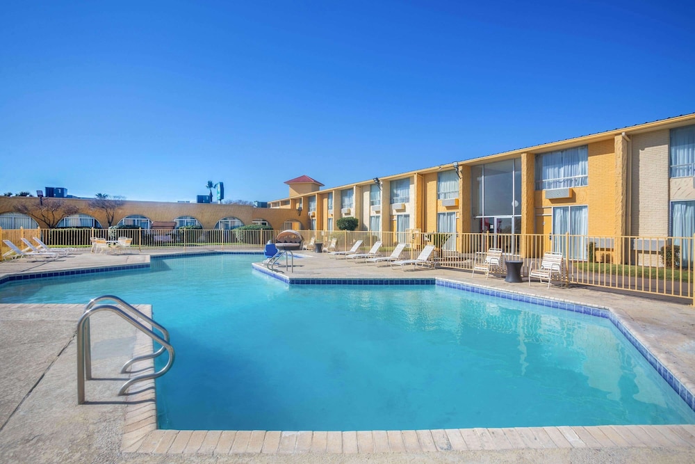 Days Inn by Wyndham Del Rio 50/55