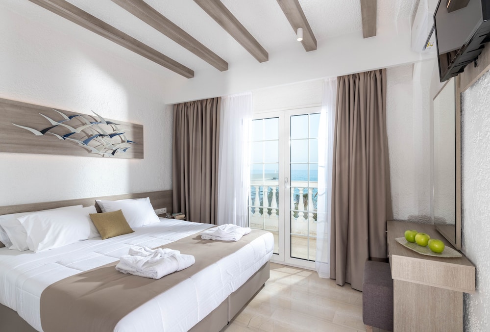 2 Bedrooms, Deluxe, Double and Twin Beds, Sea View