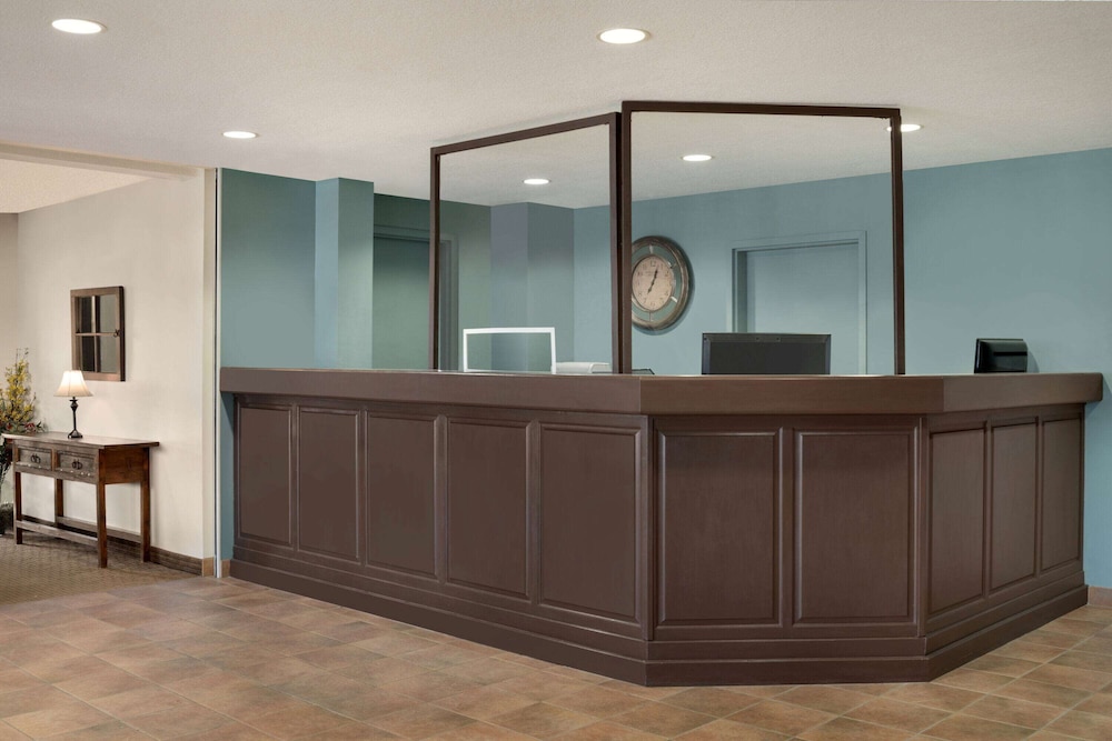 Travelodge by Wyndham Edson 2409079 Alberta Ltd. 4/53