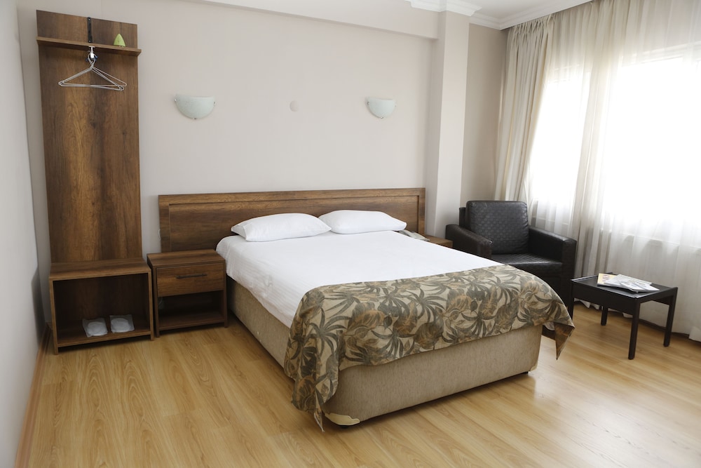 1 BEDROOM, STANDARD, TWIN BEDS, CITY VIEW