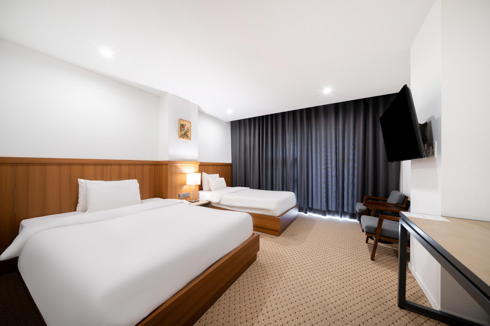 Deluxe, Twin Beds, 1 Double and 1 Single Bed