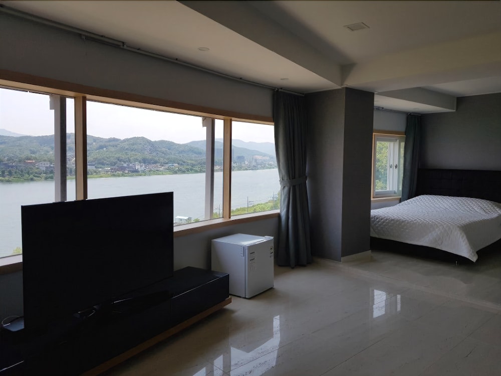 J Hotel 13/45
