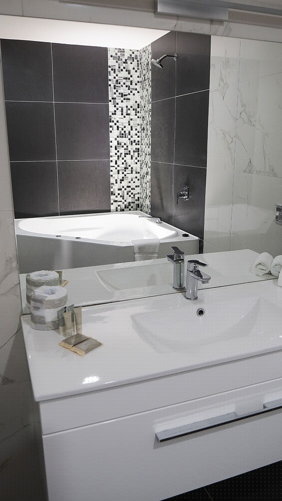 Carnmore Hotel Takapuna 32/65