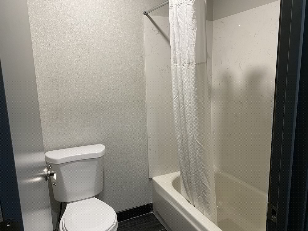 Quality Inn Portland Airport PDX OR 28/34