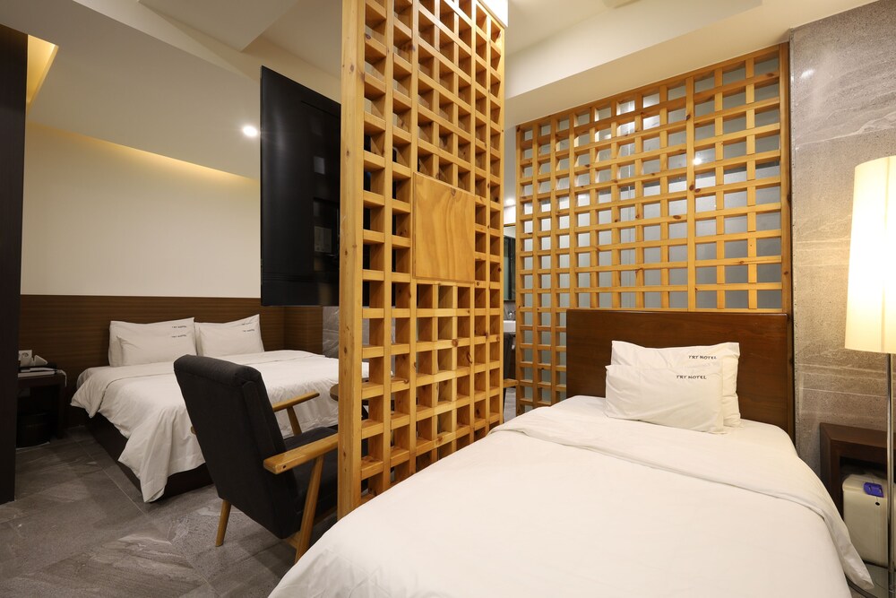 BUSINESS, SUITE, TWIN BEDS