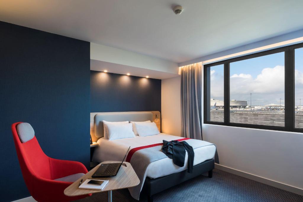 Standard, King Bed, Airport View