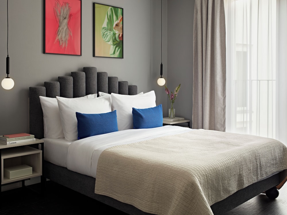 Medium, Queen Bed