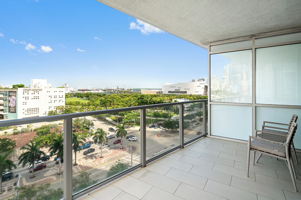 The Grayson Miami Downtown 24/49