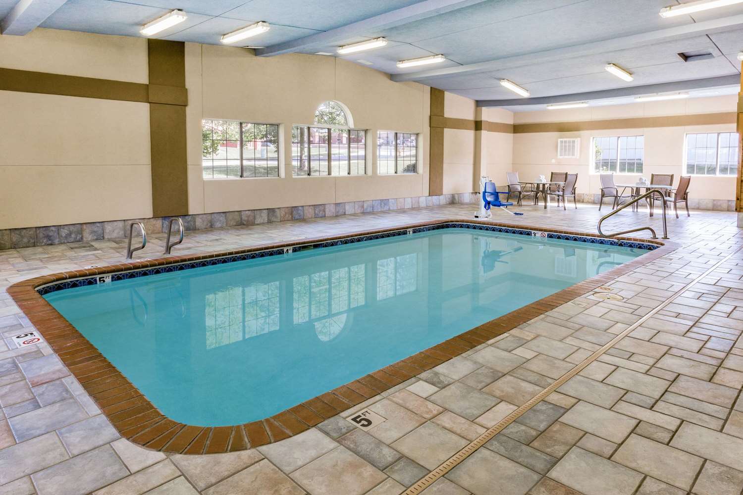 Americinn By Wyndham Des Moines Airport 12/17