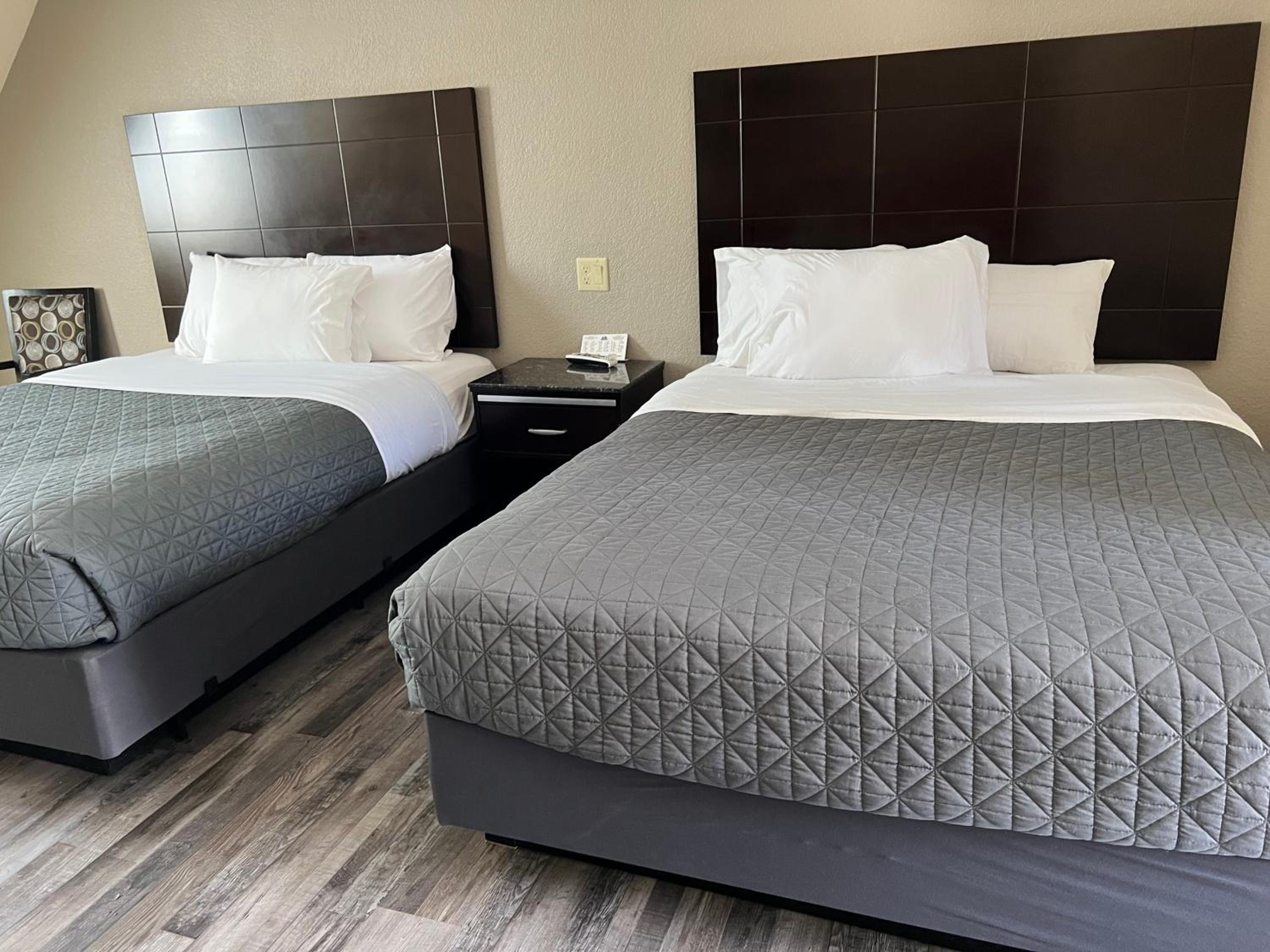 Room, 2 Queen Beds, Mountain View