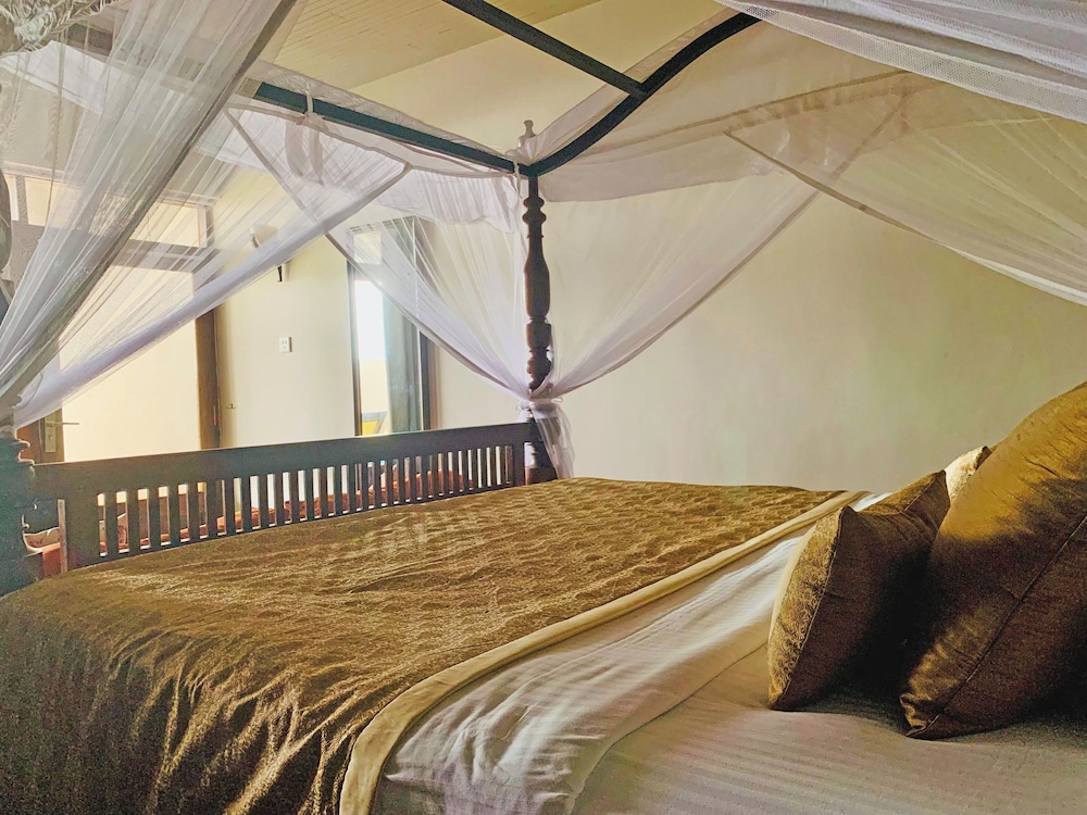 TRADITIONAL, KING BED