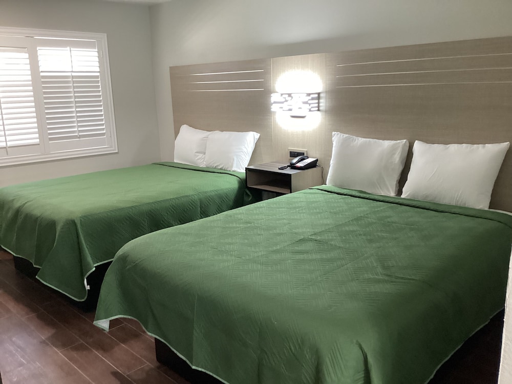 STANDARD, 2 QUEEN BEDS