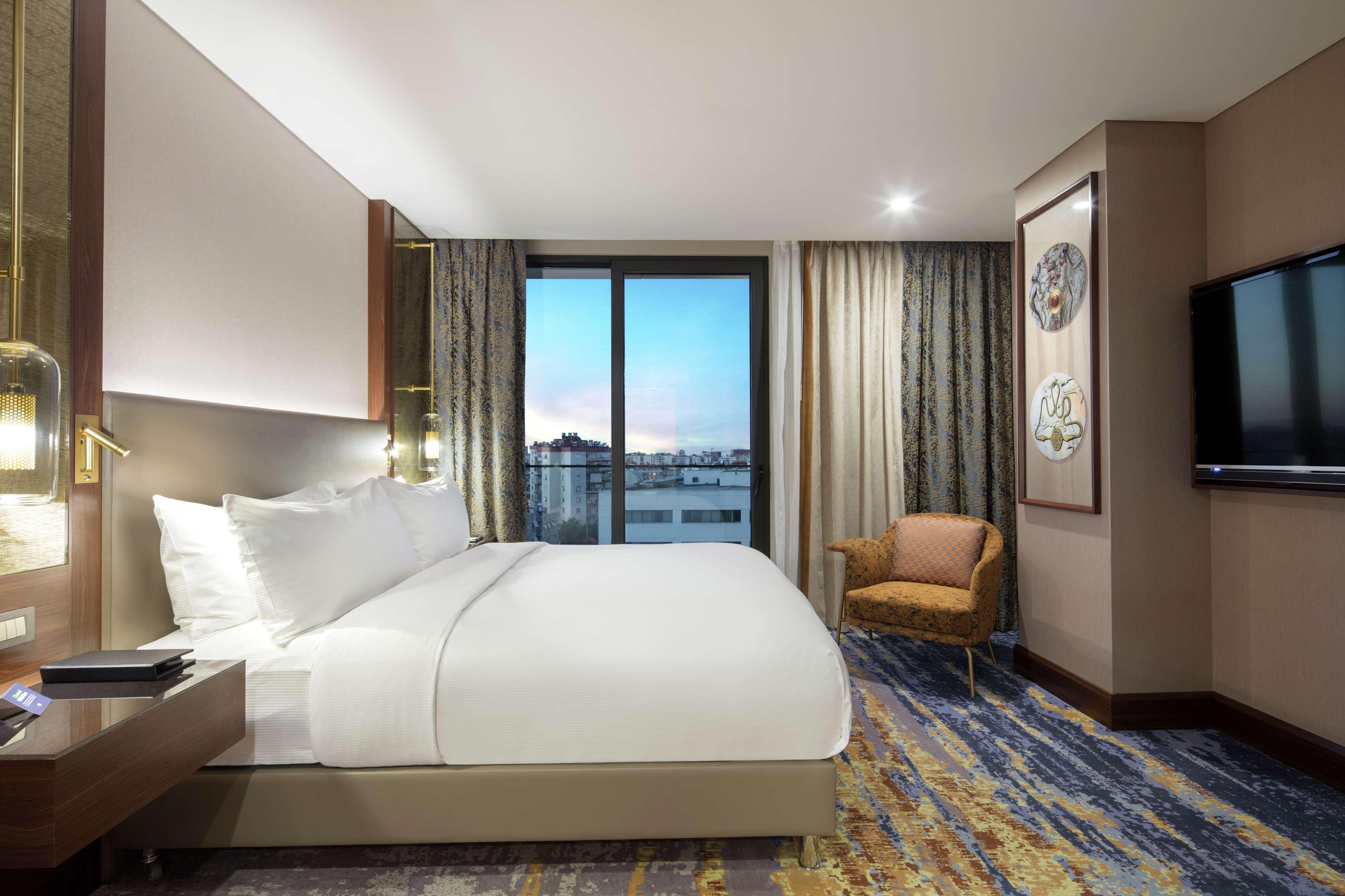 GUEST ROOM, KING BED, CITY VIEW