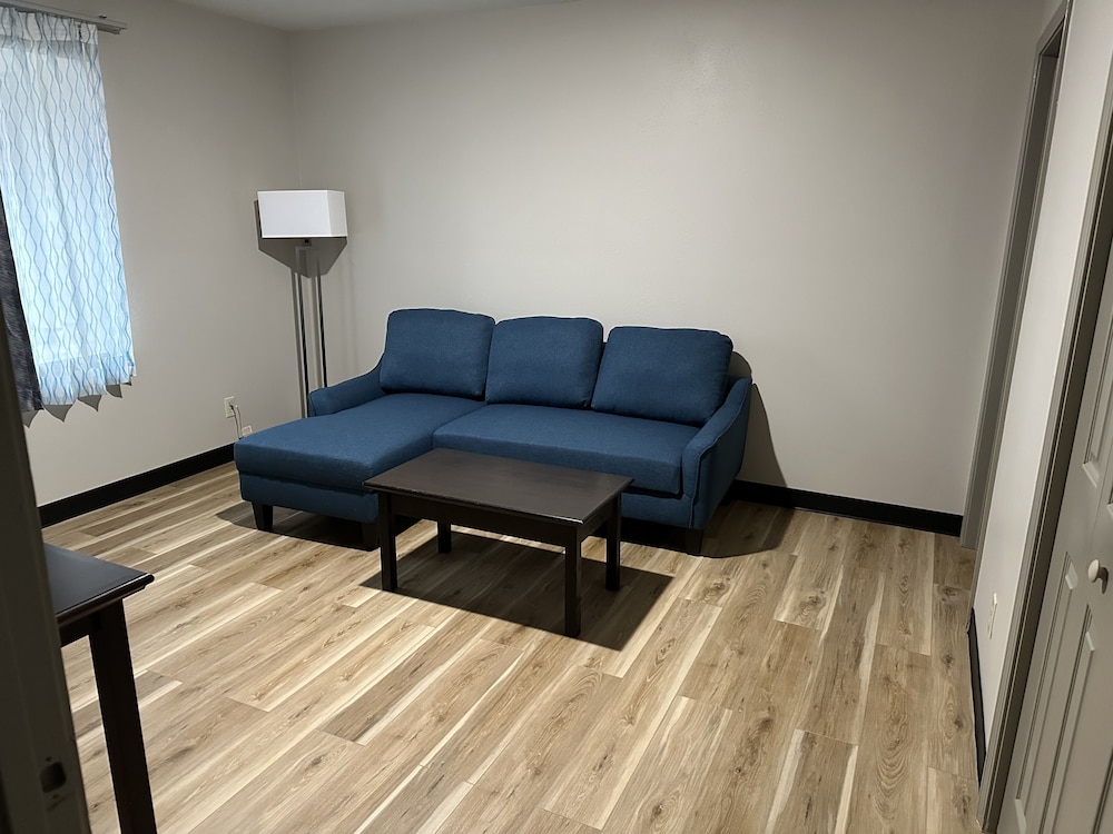 Days Inn & Suites by Wyndham Sikeston 34/51