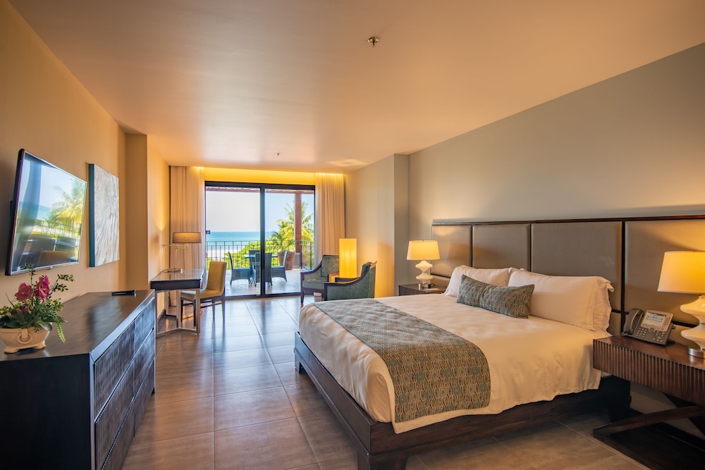 JUNIOR SUITE, KING BED, OCEAN VIEW