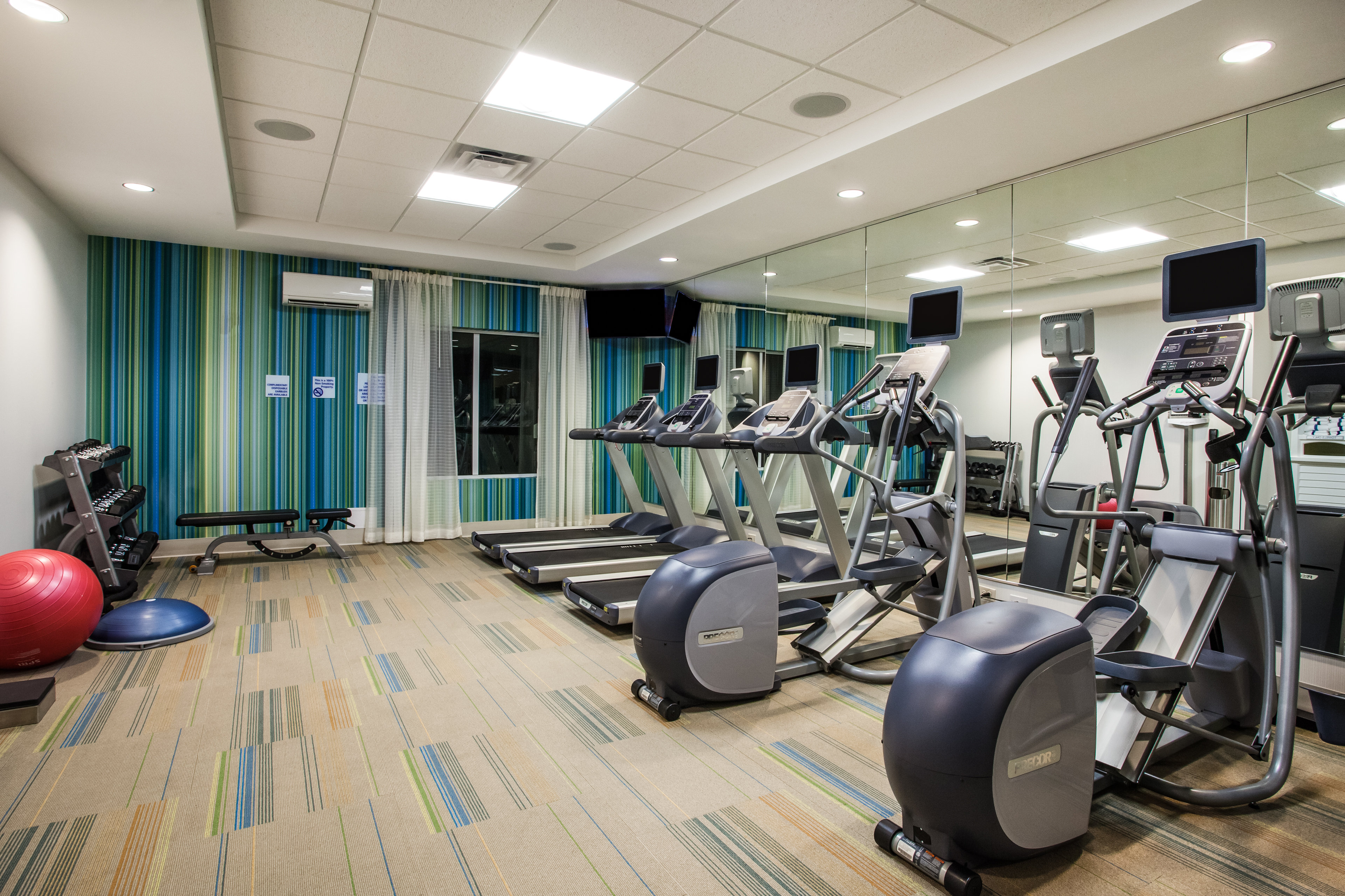 Holiday Inn Express Suites Lexington Park California 34/54