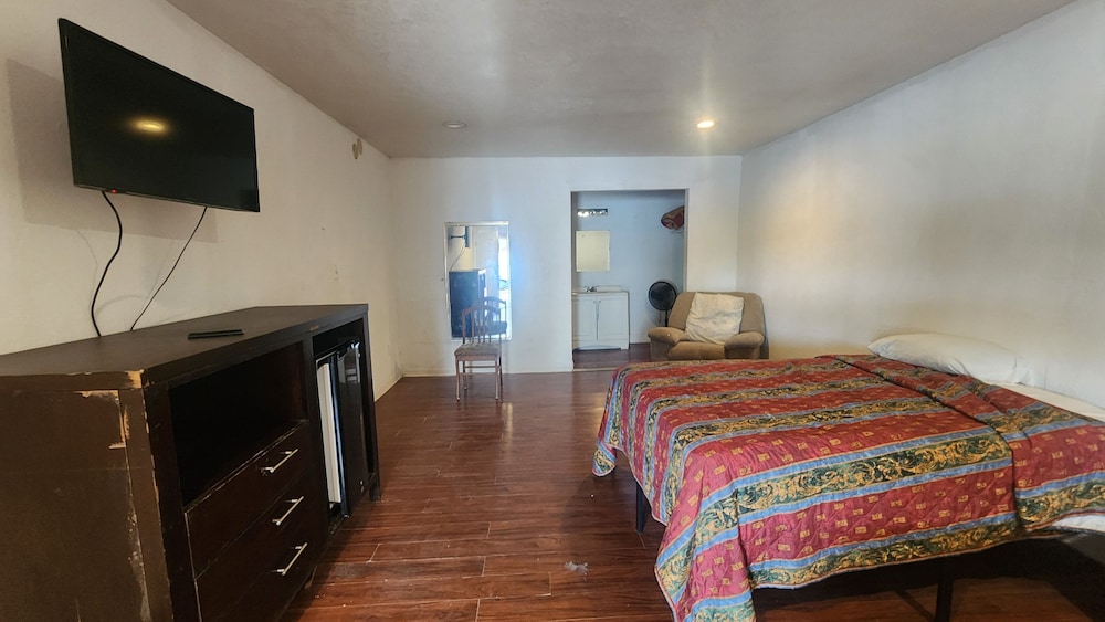 Full Bed Non-Smoking with Kitchenette