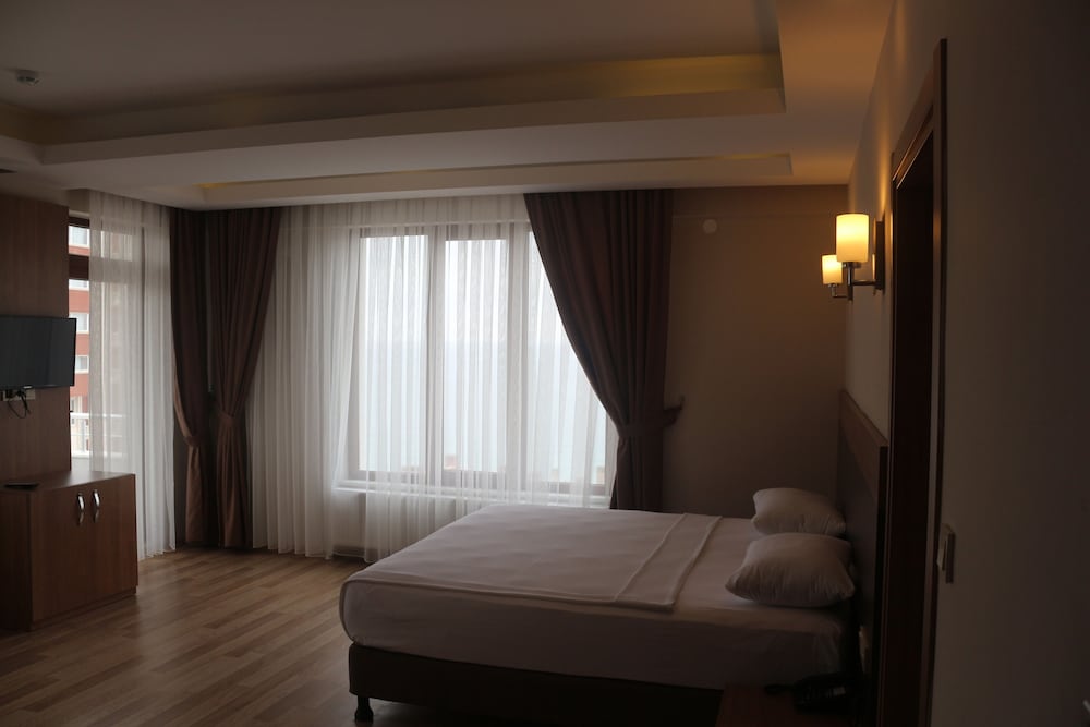 Longoz Hotel 8/25